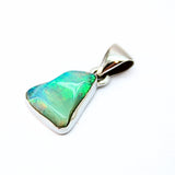 Opal naturlig form, infattad i silver