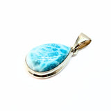 Larimar-kivi hopeariipuksessa