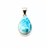 Larimar-kivi hopeariipuksessa