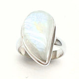 Regnbågsmånsten, droppformad sten med slät ring i sterling silver. Storlek 9