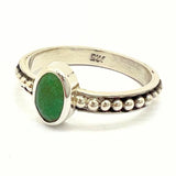 Smaragd, liten elegant silverring med filigran