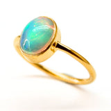 Opal från Etiopien i guld vermeil ring