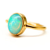 Opal från Etiopien i guld vermeil ring
