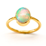 Opal från Etiopien i guld vermeil ring
