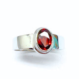 Granat, oval sten i silverring