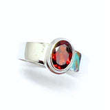 Granat, oval sten i silverring
