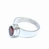 Granat, oval sten i silverring