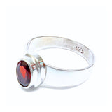 Granat, oval sten i silverring