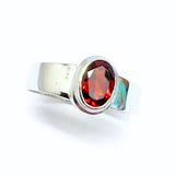 Granat, oval sten i silverring