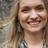 Vuorikristalli, raakapitsinen korvakoru ketjussa