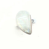 Regnbågsmånsten, droppformad sten med slät ring i sterling silver. Storlek 9