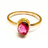 Turmalin, starkt rosa oval sten i guldring