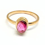 Turmalin, starkt rosa oval sten i guldring