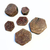 Rubiinin luonnolliset kiteet grammoina