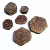 Rubiinin luonnolliset kiteet grammoina