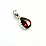 Granat, fasetterad droppe i silver