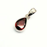 Granat, fasetterad droppe i silver