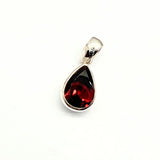 Granat, fasetterad droppe i silver