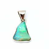 Opal naturlig form, infattad i silver