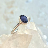 Iolitring oval liten fasetterad sten
