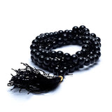 Onyx Mala halsband med 8 mm pärlor med sidentofs i brokadpåse