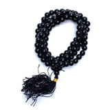 Onyx Mala halsband med 8 mm pärlor med sidentofs i brokadpåse