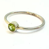 Peridot, rund sten i silverring