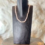 Rosenkvarts kristallhalsband med silverlås