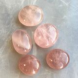 Rosenkvarts, handpolerad