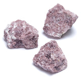 Lepidoliittia, kimaltelevia raakapaloja