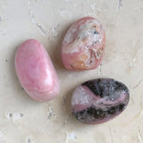 Opal, rosa trumlad sten